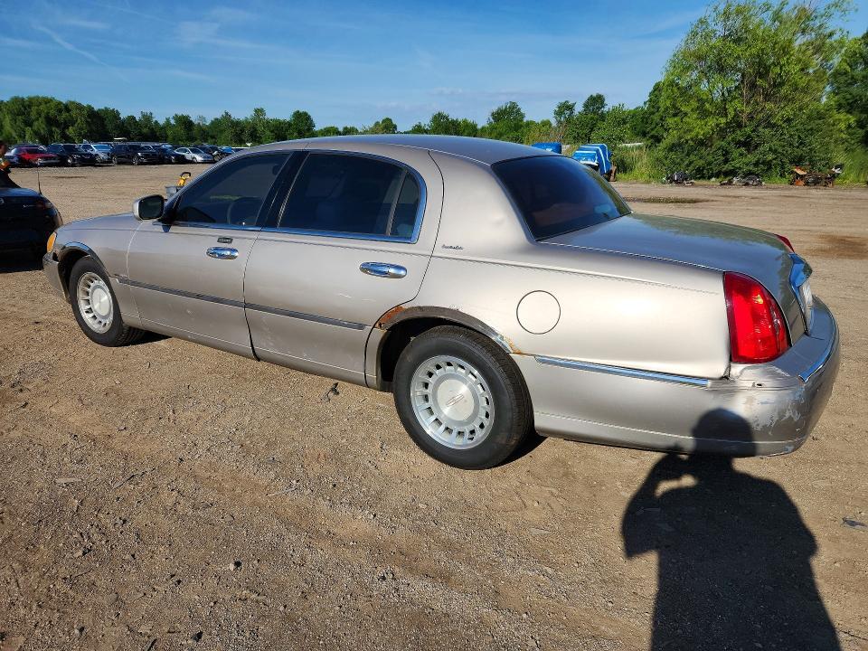 2001 Lincoln Town Car მანქანა იყიდება აუქციონზე, vin: 1LNHM81W21Y633008, აუქციონის ნომერი: 57530396