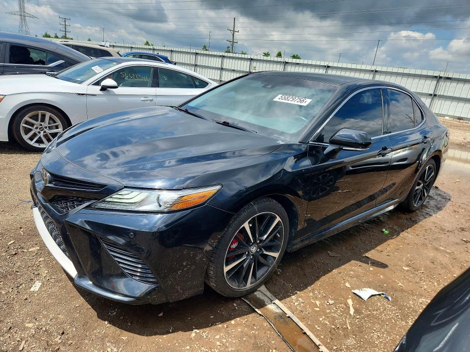 55829756 :رقم المزاد ، 4T1B61HK8JU562947 vin ، 2018 Toyota Camry مزاد بيع