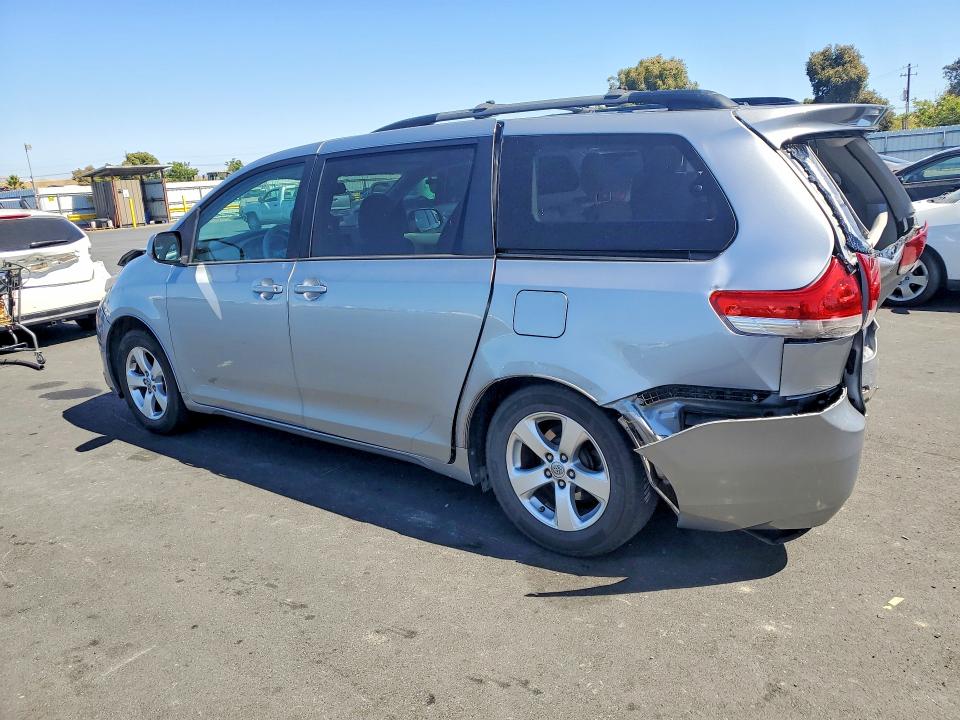 85453505 :رقم المزاد ، 5TDKK3DC2DS355621 vin ، 2013 Toyota Sienna مزاد بيع