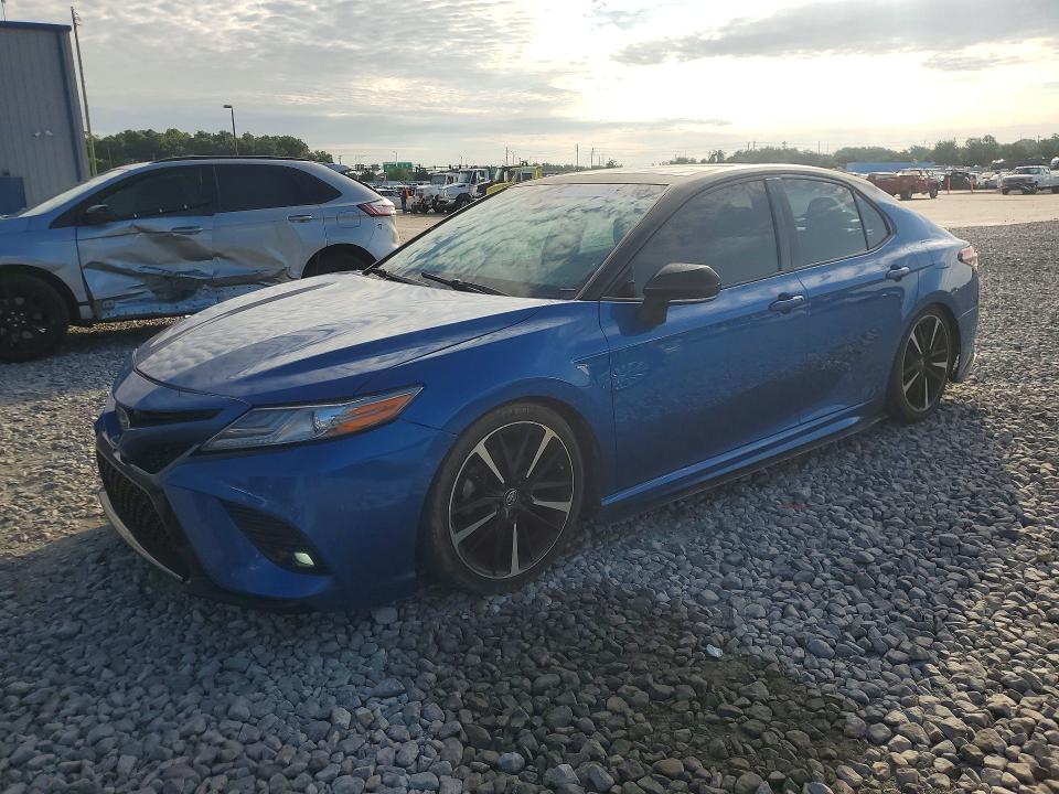 57296866 :رقم المزاد ، 4T1B61HK5JU067654 vin ، 2018 Toyota Camry مزاد بيع