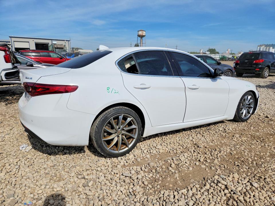 55935856 :رقم المزاد ، ZARFAEBN7J7565292 vin ، 2018 Alfa Romeo Giulia مزاد بيع