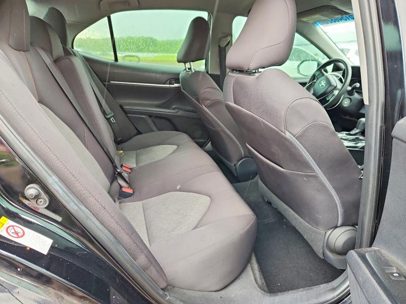 51540826 :رقم المزاد ، 4T1B11HK8JU134343 vin ، 2018 Toyota Camry مزاد بيع