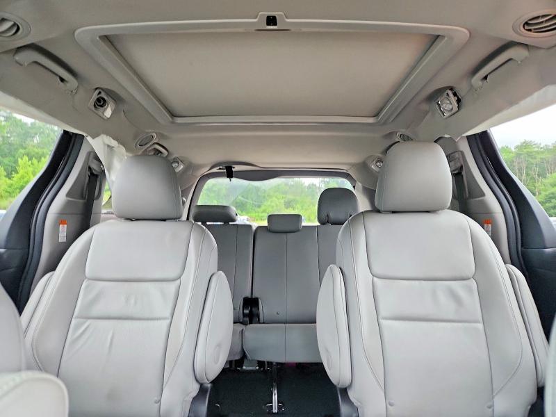 58659456 :رقم المزاد ، 5TDDZ3DC6HS156601 vin ، 2017 Toyota Sienna مزاد بيع