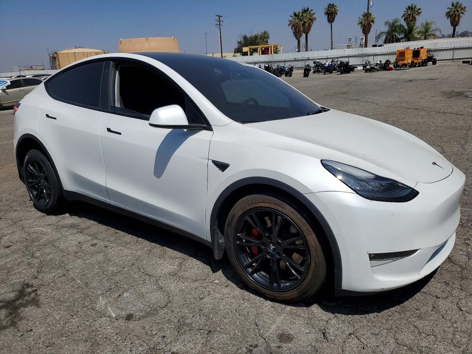 57495156 :رقم المزاد ، 7SAYGDEE9NF354346 vin ، 2022 Tesla Model Y مزاد بيع
