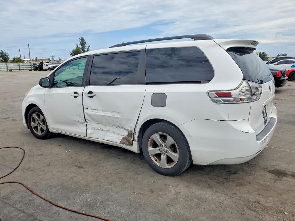 55631076 :رقم المزاد ، 5TDKK3DCXFS560235 vin ، 2015 Toyota Sienna مزاد بيع