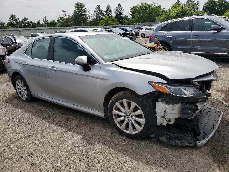 56506076 :رقم المزاد ، 4T1B11HK9JU110973 vin ، 2018 Toyota Camry مزاد بيع