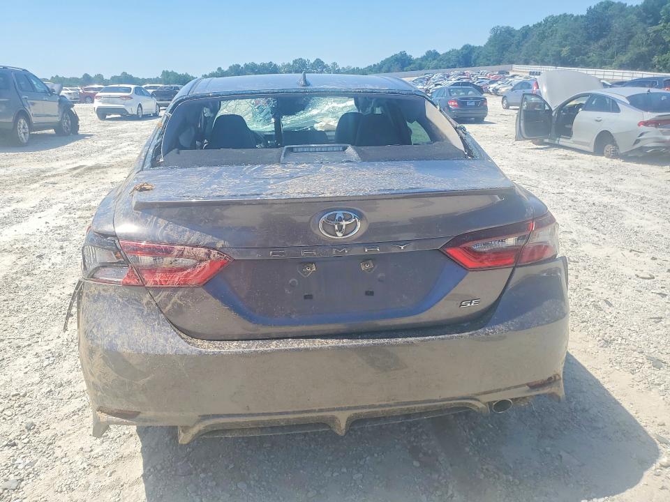 56116166 :رقم المزاد ، 4T1G11AK1MU417221 vin ، 2021 Toyota Camry مزاد بيع
