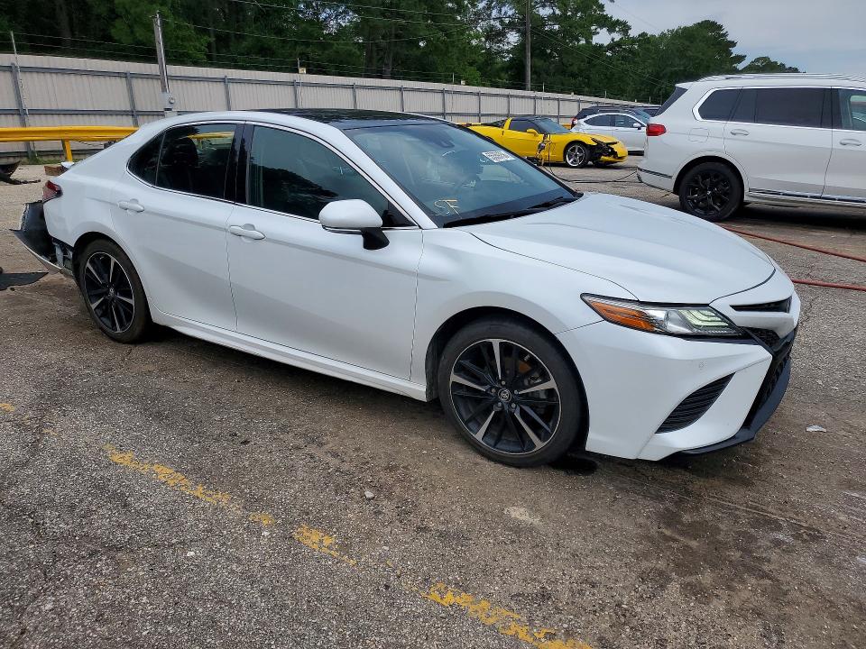 55359756 :رقم المزاد ، 4T1B61HK4JU025153 vin ، 2018 Toyota Camry مزاد بيع