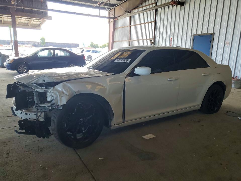 Auction sale of the 2016 Chrysler 300, vin: 2C3CCABG0GH156618, lot number: 57738636