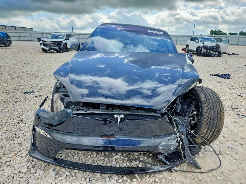 57009976 :رقم المزاد ، 7SAXCBE69NF357039 vin ، 2022 Tesla Model X مزاد بيع