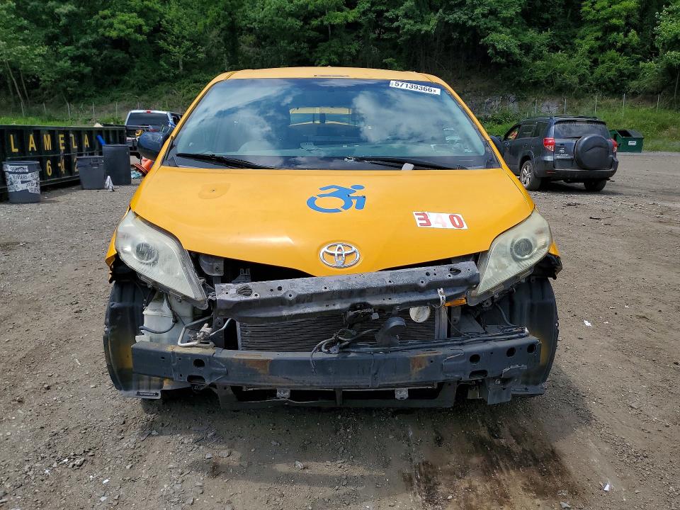 Продажа на аукционе авто 2017 Toyota Sienna, vin: 5TDZZ3DC2HS845895, номер лота: 57139366
