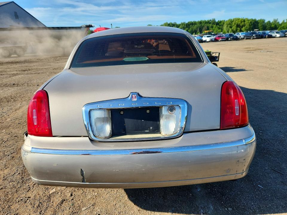 2001 Lincoln Town Car მანქანა იყიდება აუქციონზე, vin: 1LNHM81W21Y633008, აუქციონის ნომერი: 57530396