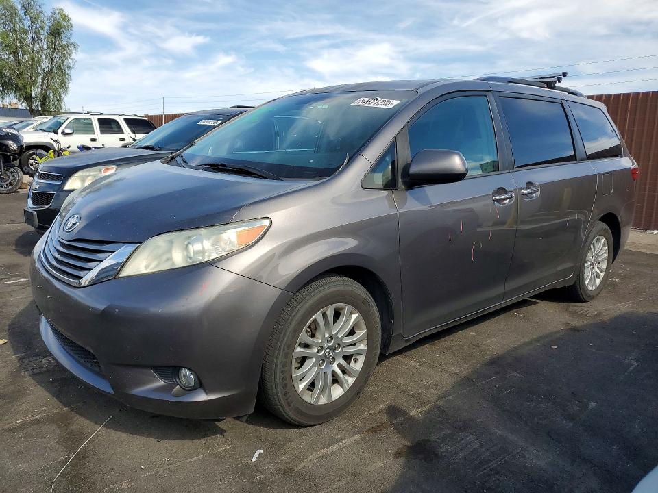 54821296 :رقم المزاد ، 5TDYZ3DC4HS828348 vin ، 2017 Toyota Sienna مزاد بيع