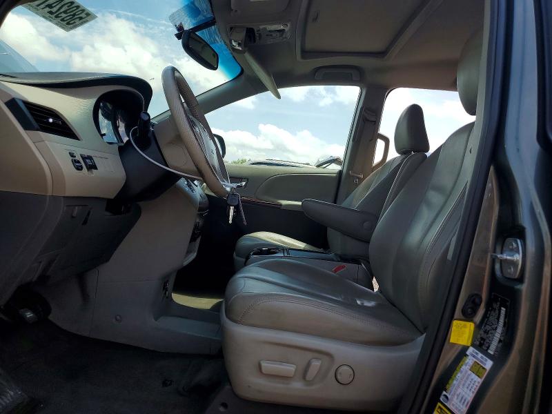 58924766 :رقم المزاد ، 5TDYK3DC8DS336985 vin ، 2013 Toyota Sienna مزاد بيع