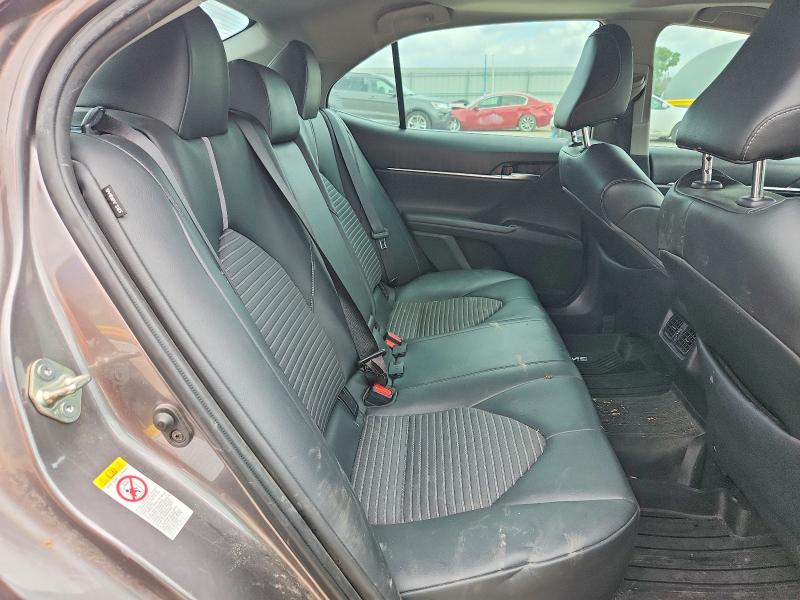 56925686 :رقم المزاد ، 4T1B11HK0JU139973 vin ، 2018 Toyota Camry مزاد بيع