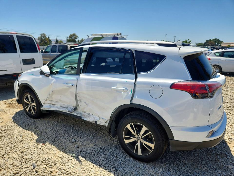 57317626 :رقم المزاد ، 2T3RFREV1HW672798 vin ، 2017 Toyota Rav4 مزاد بيع