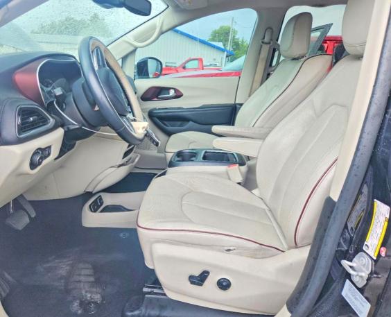 56103626 :رقم المزاد ، 2C4RC1GG0HR838036 vin ، 2017 Chrysler Pacifica مزاد بيع
