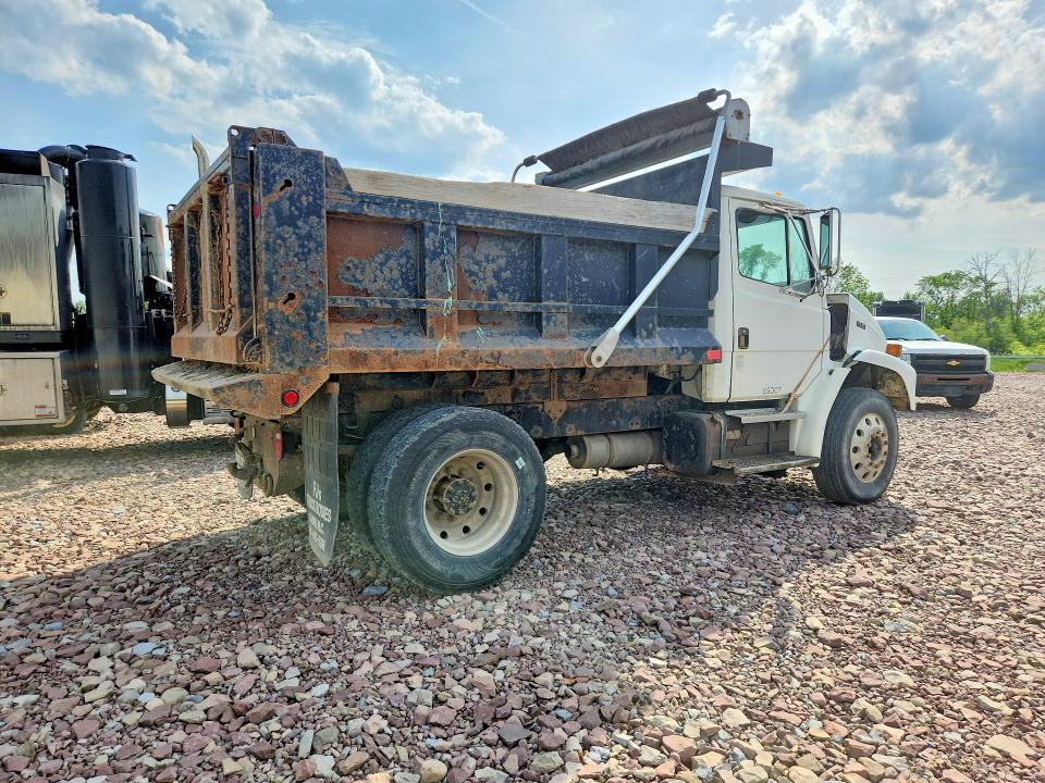 55749636 :رقم المزاد ، 1FUBBTAK92HJ77776 vin ، 2002 Freightliner F70 مزاد بيع