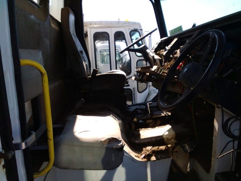 55910646 :رقم المزاد ، 1FVABXBS41HJ95243 vin ، 2001 Freightliner Fl80 مزاد بيع