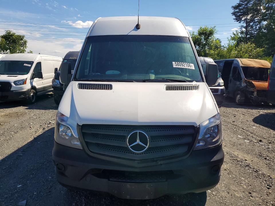58092106 :رقم المزاد ، WD3PE7CD3JP587580 vin ، 2018 Mercedes-benz Sprinter مزاد بيع