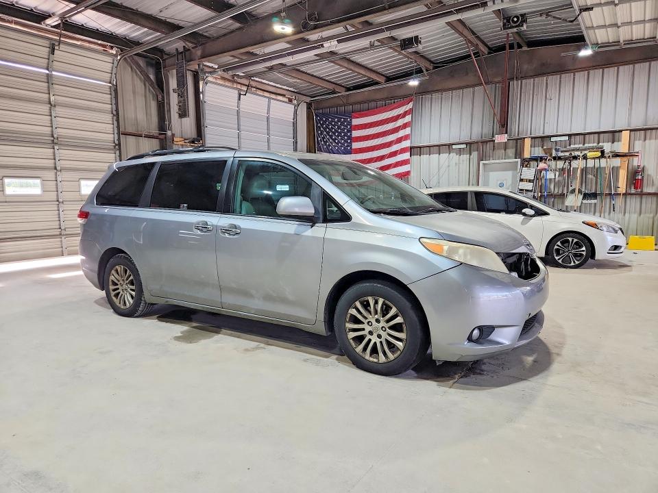 57718106 :رقم المزاد ، 5TDYK3DC7BS106710 vin ، 2011 Toyota Sienna مزاد بيع