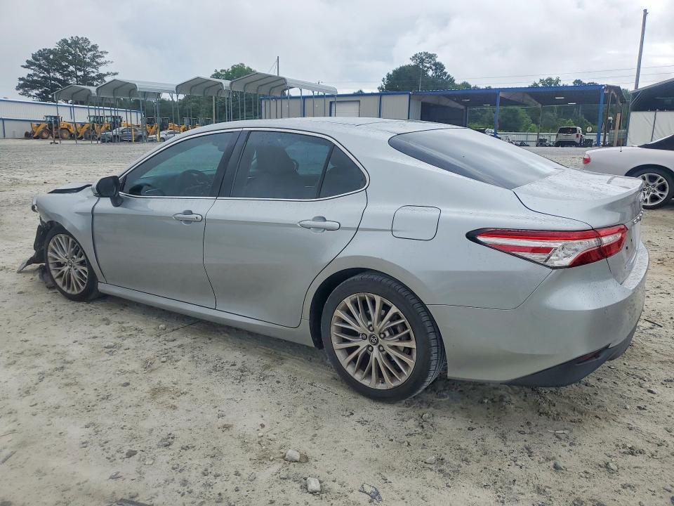 56768906 :رقم المزاد ، 4T1B11HK5JU122389 vin ، 2018 Toyota Camry مزاد بيع