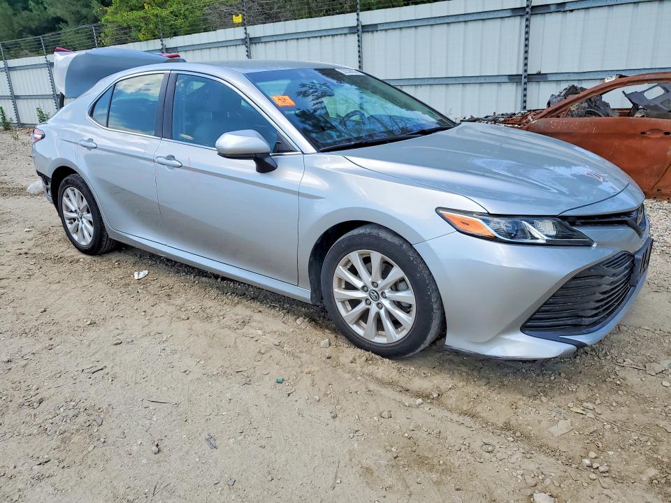 55538036 :رقم المزاد ، 4T1B11HK8JU008970 vin ، 2018 Toyota Camry مزاد بيع