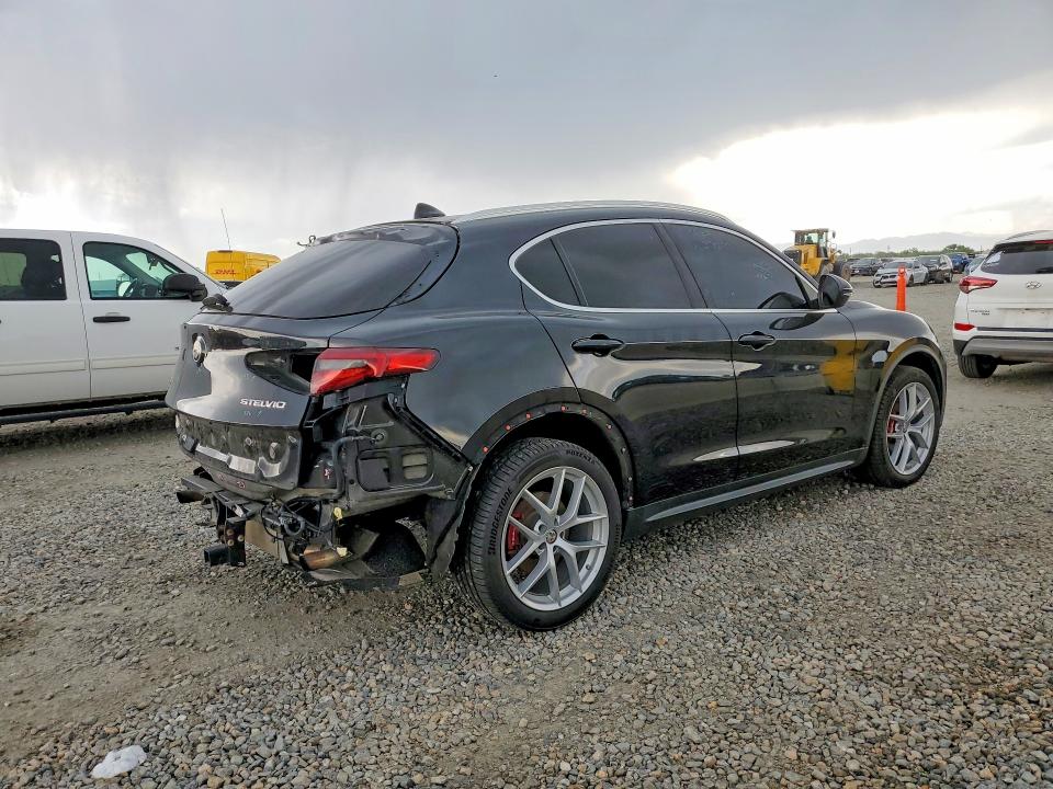 54148666 :رقم المزاد ، ZASFAKRN6J7C28781 vin ، 2018 Alfa Romeo Stelvio مزاد بيع