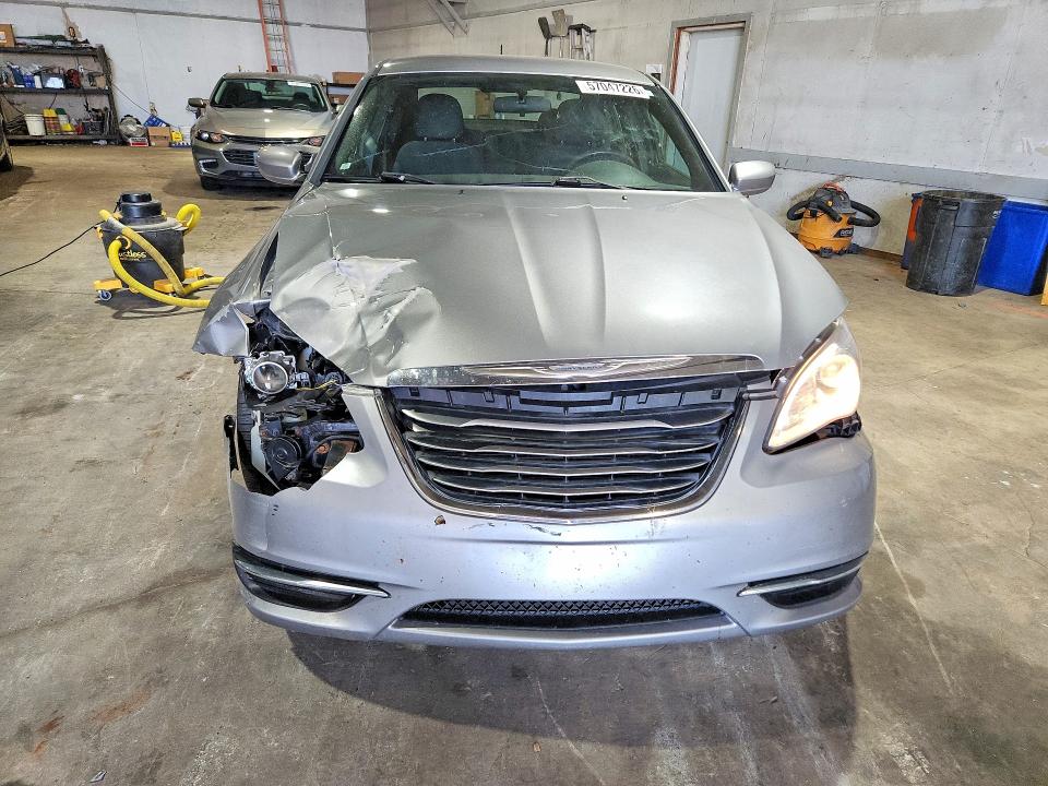 57047226 :رقم المزاد ، 1C3CCBBB1DN654923 vin ، 2013 Chrysler 200 مزاد بيع