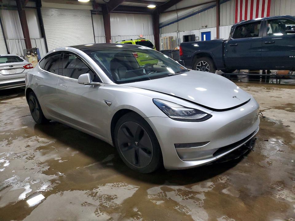 58030936 :رقم المزاد ، 5YJ3E1EB4JF091114 vin ، 2018 Tesla Model 3 مزاد بيع