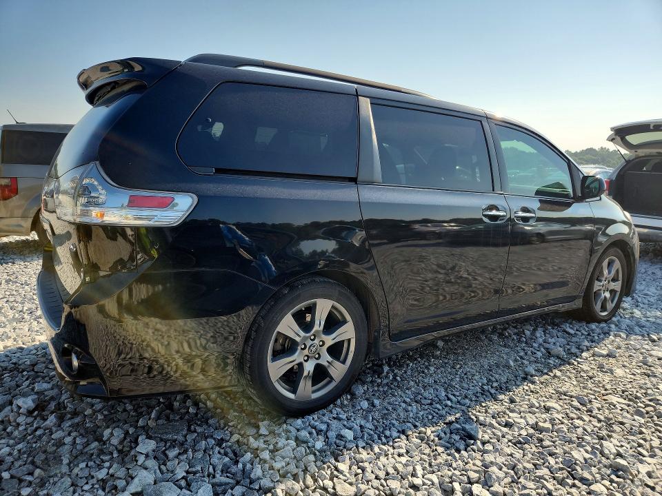 56952026 :رقم المزاد ، 5TDXZ3DC0JS955065 vin ، 2018 Toyota Sienna مزاد بيع