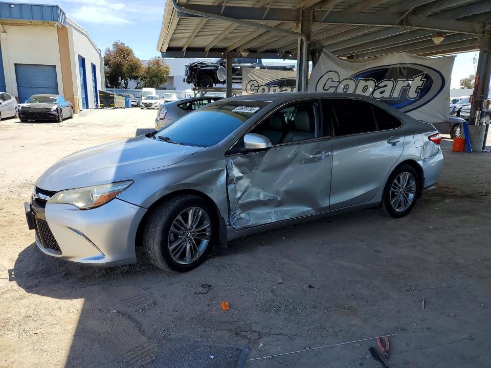 55939786 :رقم المزاد ، 4T1BF1FK9FU020962 vin ، 2015 Toyota Camry مزاد بيع