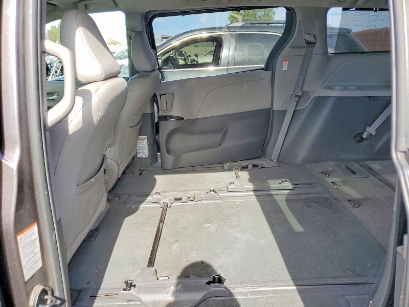 54821296 :رقم المزاد ، 5TDYZ3DC4HS828348 vin ، 2017 Toyota Sienna مزاد بيع