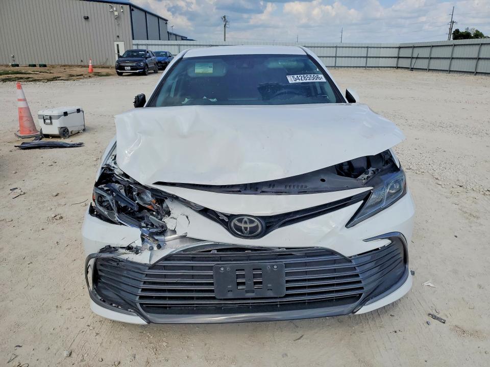 54285506 :رقم المزاد ، 4T1C11AK9MU581511 vin ، 2021 Toyota Camry مزاد بيع