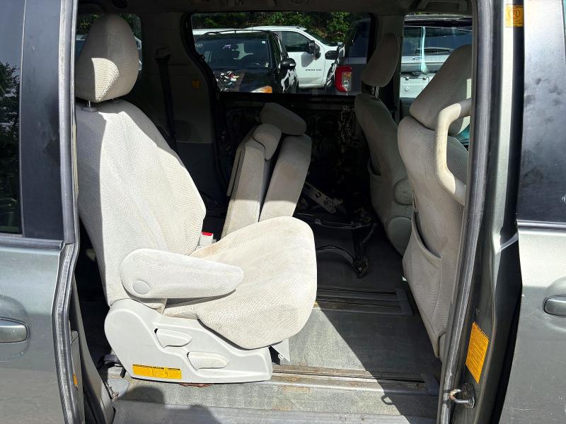 58598036 :رقم المزاد ، 5TDKK3DC8CS240357 vin ، 2012 Toyota Sienna مزاد بيع