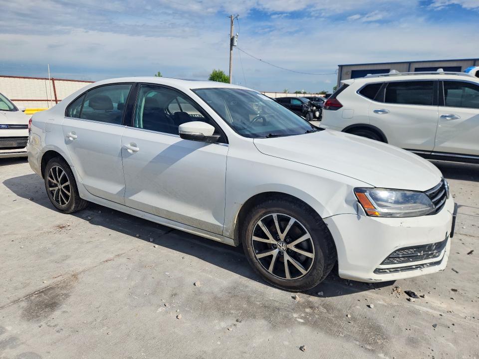 57177666 :رقم المزاد ، 3VWDB7AJ0HM207456 vin ، 2017 Volkswagen Jetta مزاد بيع