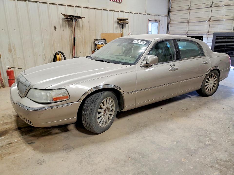 57718436 :رقم المزاد ، 1LNHM82W53Y628676 vin ، 2003 Lincoln Town Car مزاد بيع