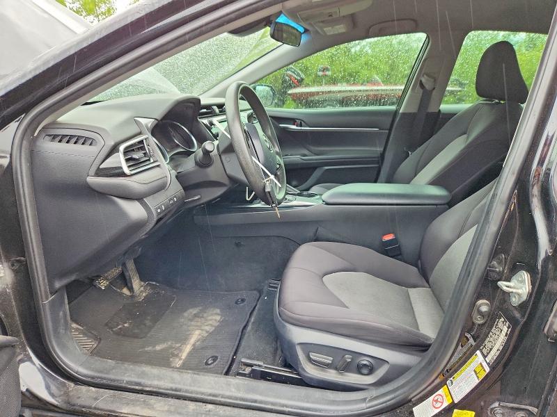 51540826 :رقم المزاد ، 4T1B11HK8JU134343 vin ، 2018 Toyota Camry مزاد بيع