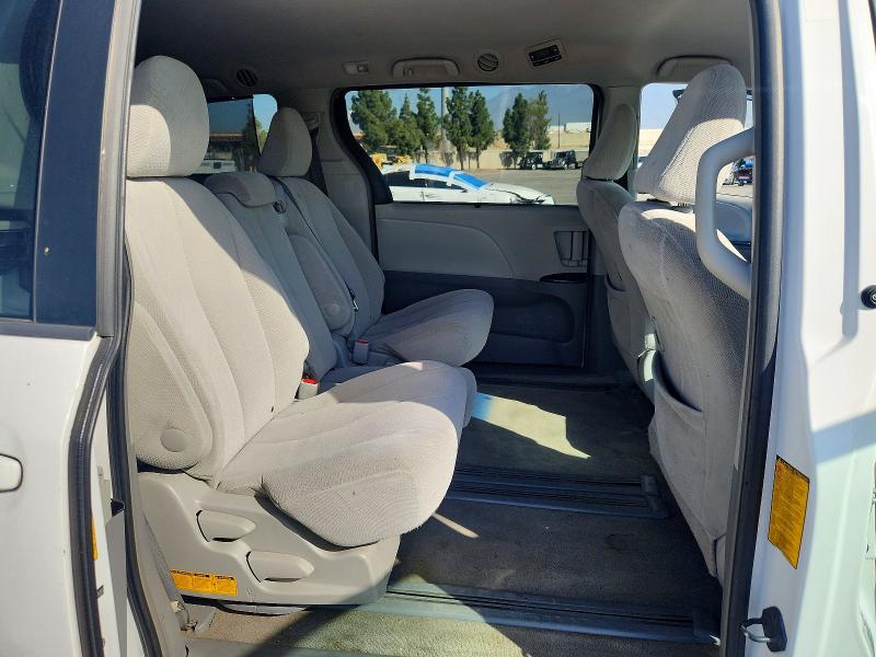 56645686 :رقم المزاد ، 5TDKK3DC0DS342981 vin ، 2013 Toyota Sienna مزاد بيع