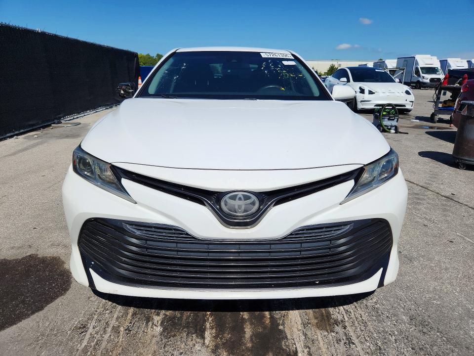 57261396 :رقم المزاد ، 4T1B11HK3JU050432 vin ، 2018 Toyota Camry مزاد بيع