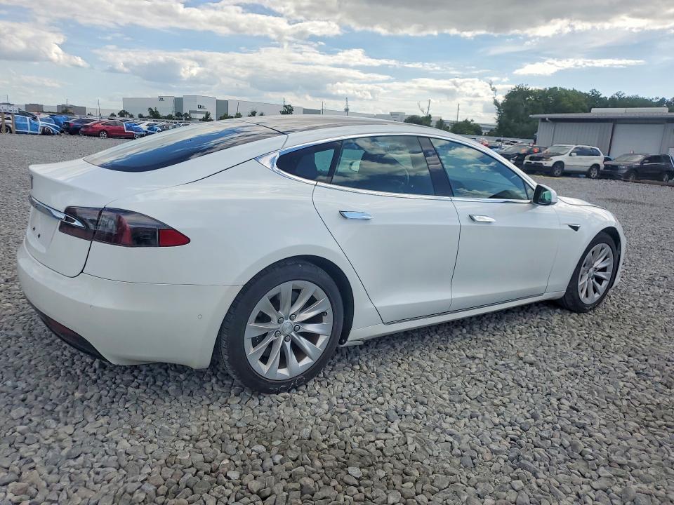 56666276 :رقم المزاد ، 5YJSA1E24JF281793 vin ، 2018 Tesla Model S مزاد بيع