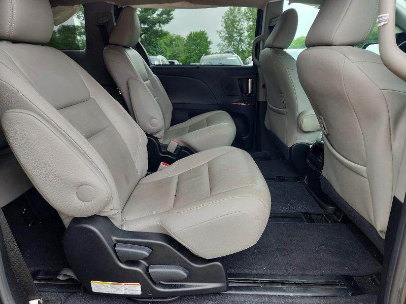 58659456 :رقم المزاد ، 5TDDZ3DC6HS156601 vin ، 2017 Toyota Sienna مزاد بيع