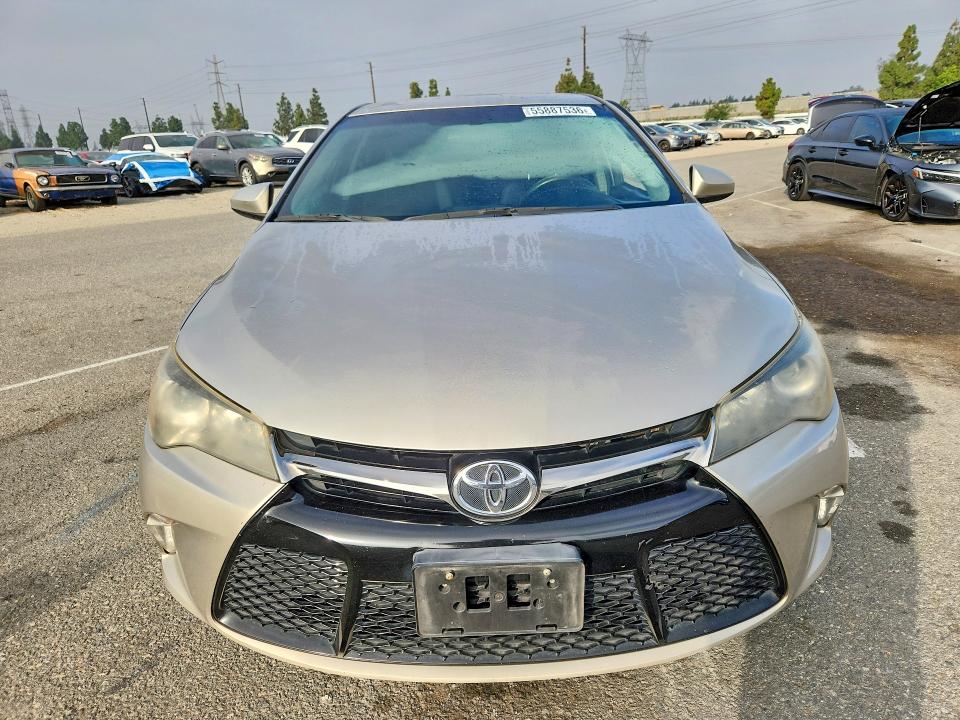 55887536 :رقم المزاد ، 4T1BF1FK6HU801957 vin ، 2017 Toyota Camry مزاد بيع