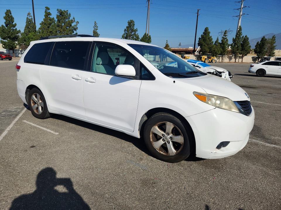 56645686 :رقم المزاد ، 5TDKK3DC0DS342981 vin ، 2013 Toyota Sienna مزاد بيع