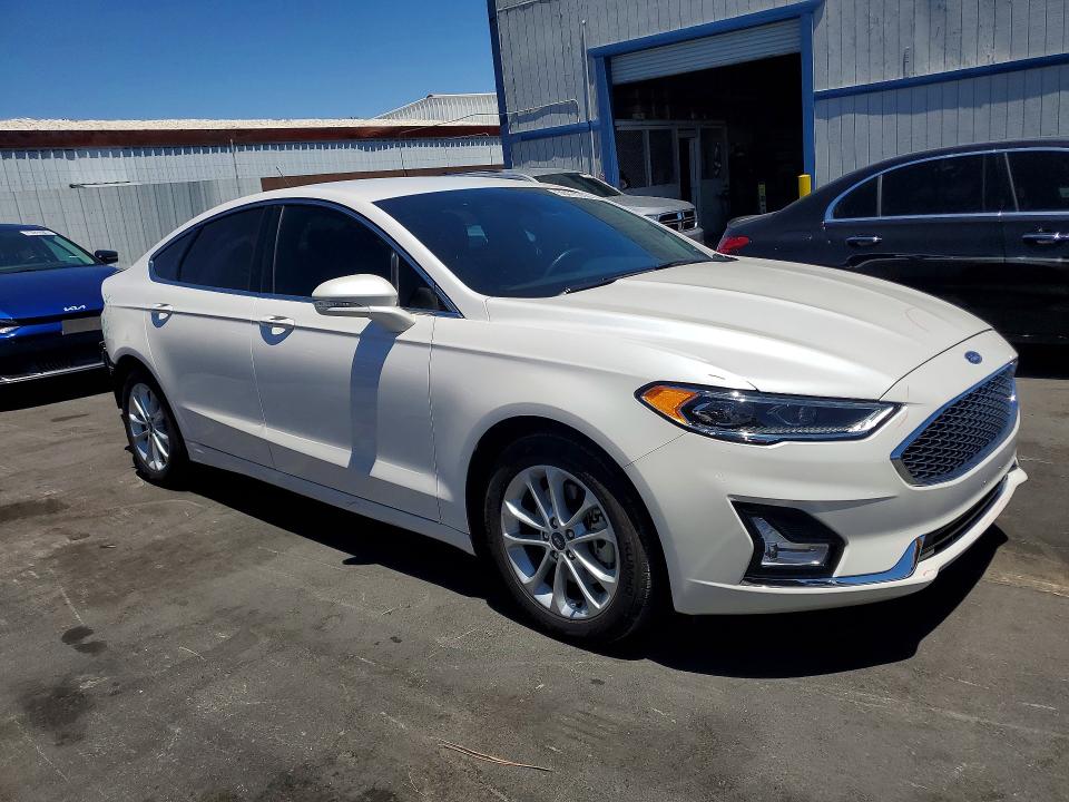58413056 :رقم المزاد ، 3FA6P0SU3KR200837 vin ، 2019 Ford Fusion مزاد بيع