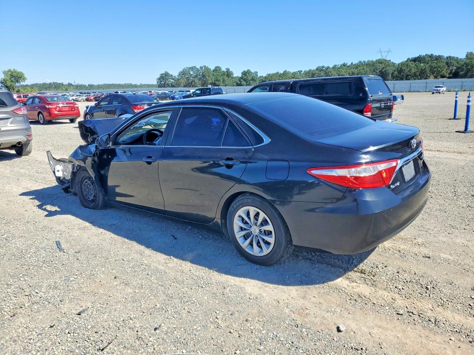 55639756 :رقم المزاد ، 4T1BF1FK1FU040963 vin ، 2015 Toyota Camry مزاد بيع
