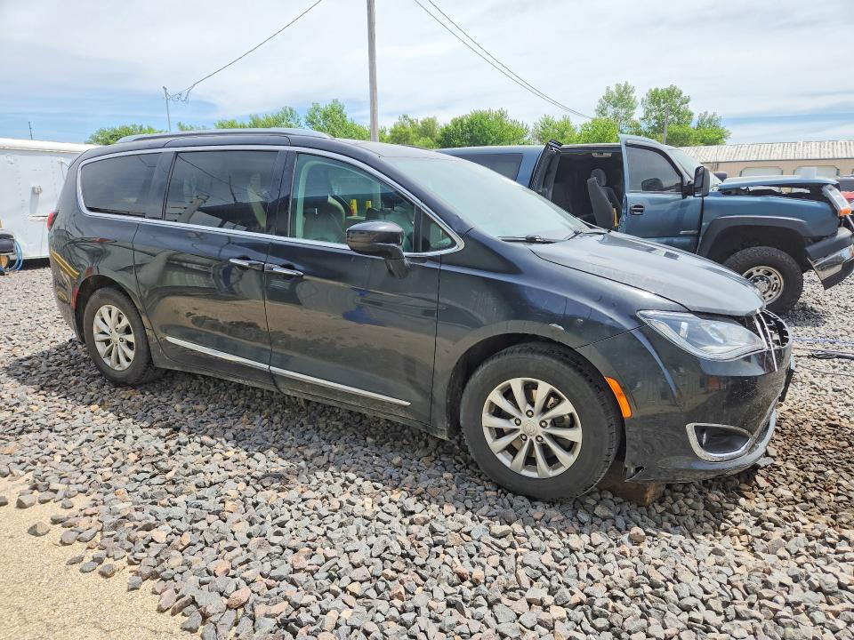 55818256 :رقم المزاد ، 2C4RC1BG8JR290865 vin ، 2018 Chrysler Pacifica مزاد بيع