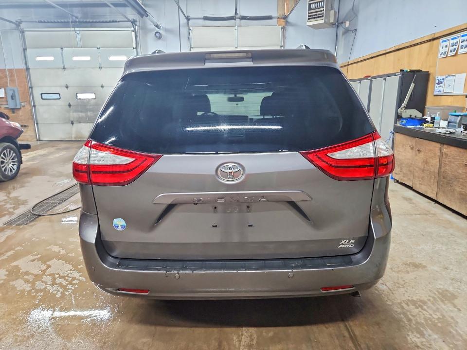 56483946 :رقم المزاد ، 5TDDZ3DC8HS166112 vin ، 2017 Toyota Sienna مزاد بيع