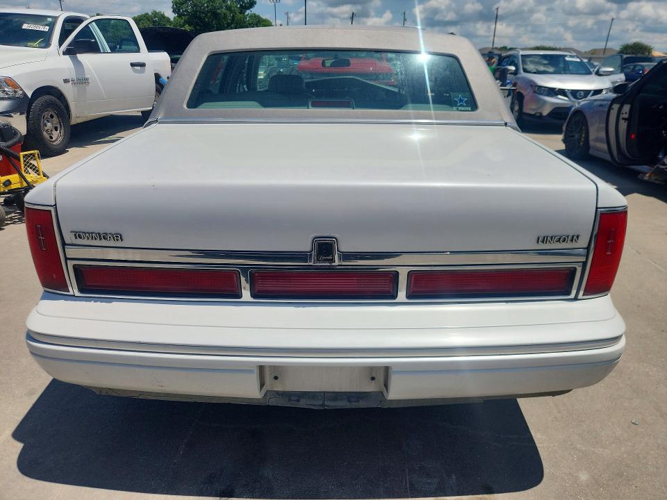 1997 Lincoln Town Car მანქანა იყიდება აუქციონზე, vin: 1LNLM82W3VY617608, აუქციონის ნომერი: 56793916