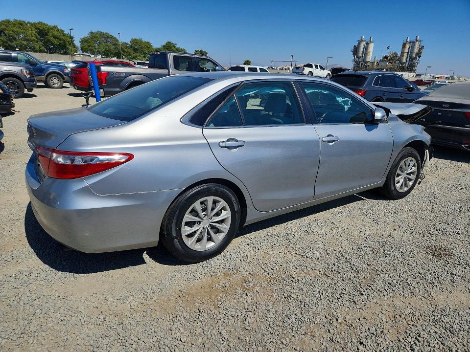 57758406 :رقم المزاد ، 4T1BF1FK7HU438164 vin ، 2017 Toyota Camry مزاد بيع